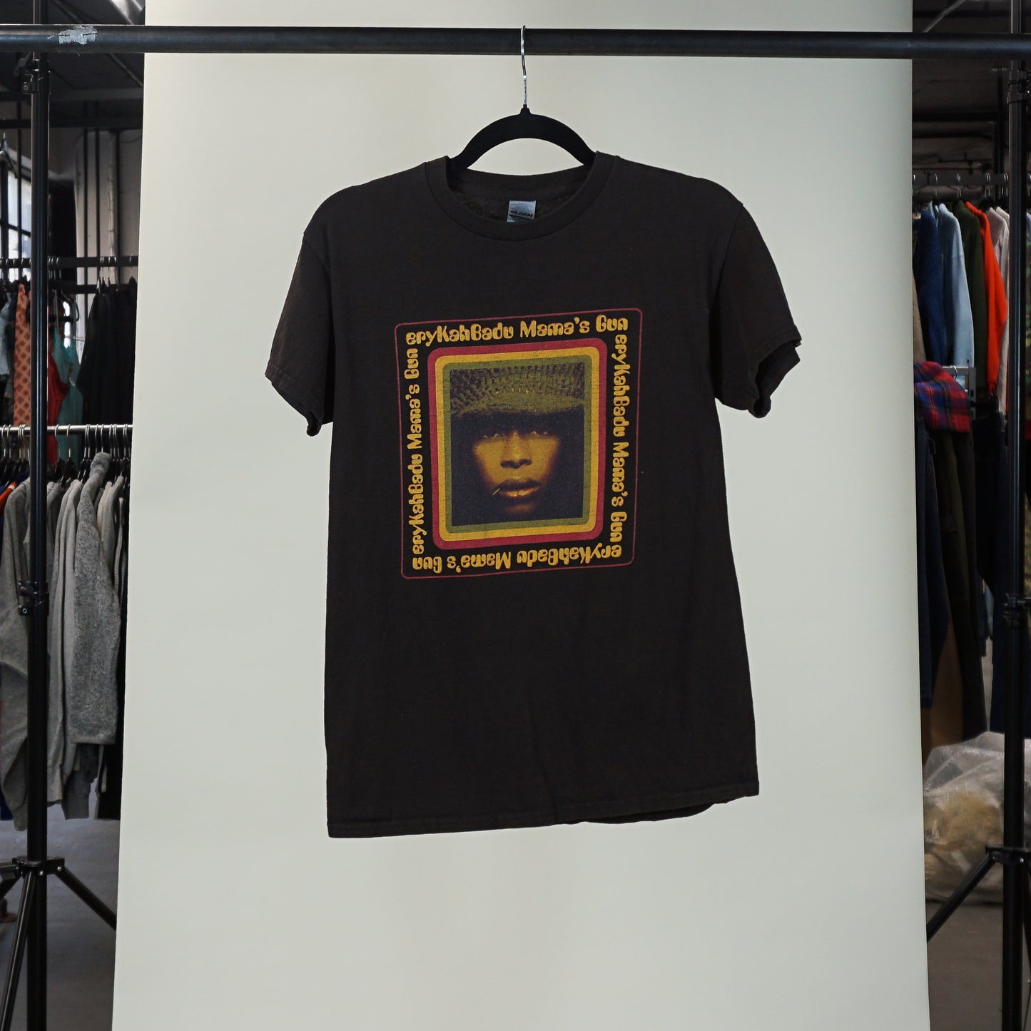 T-shirt graphique Erykah Badu « Mama’s Gun » des années 2000 (S)