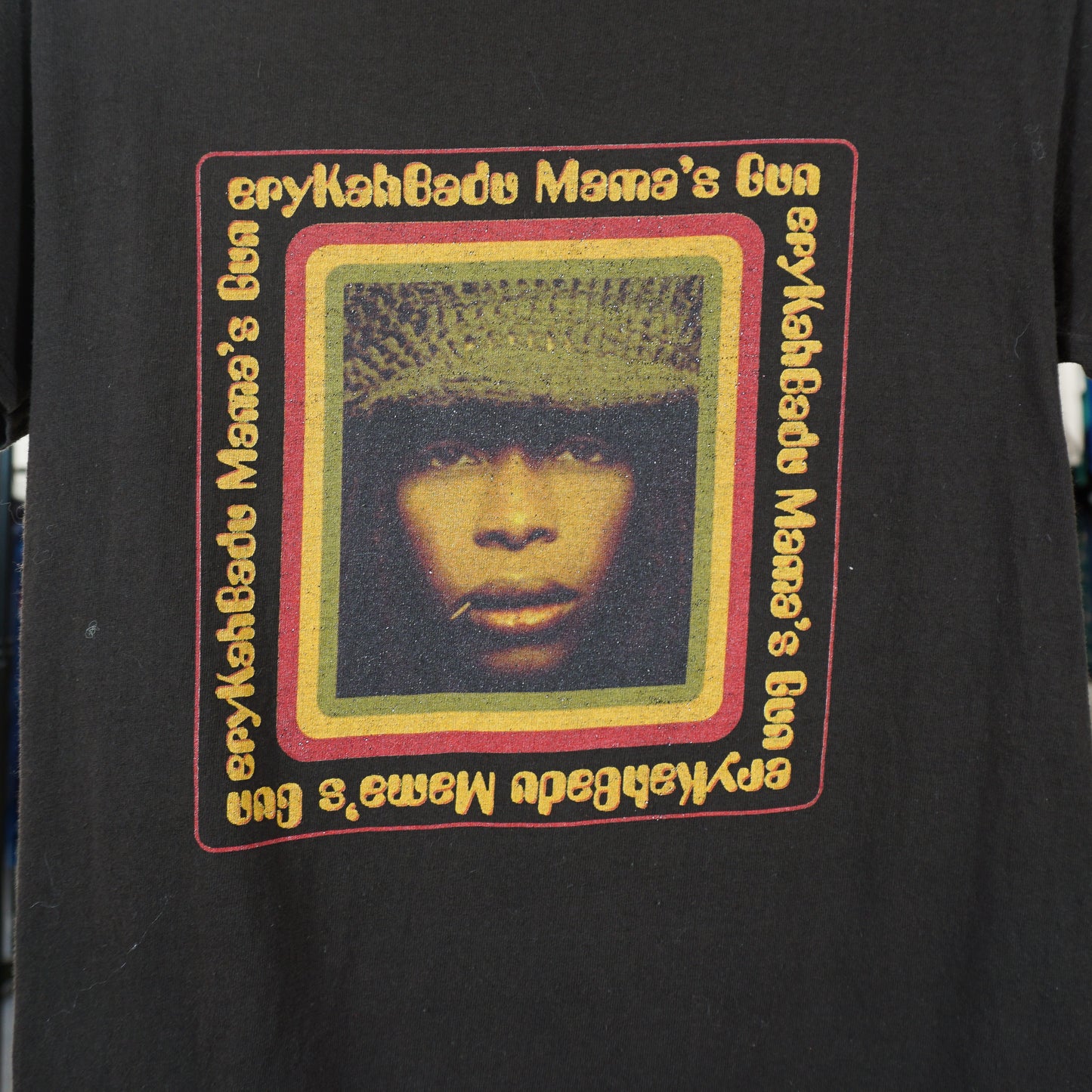 T-shirt graphique Erykah Badu « Mama’s Gun » des années 2000 (S)