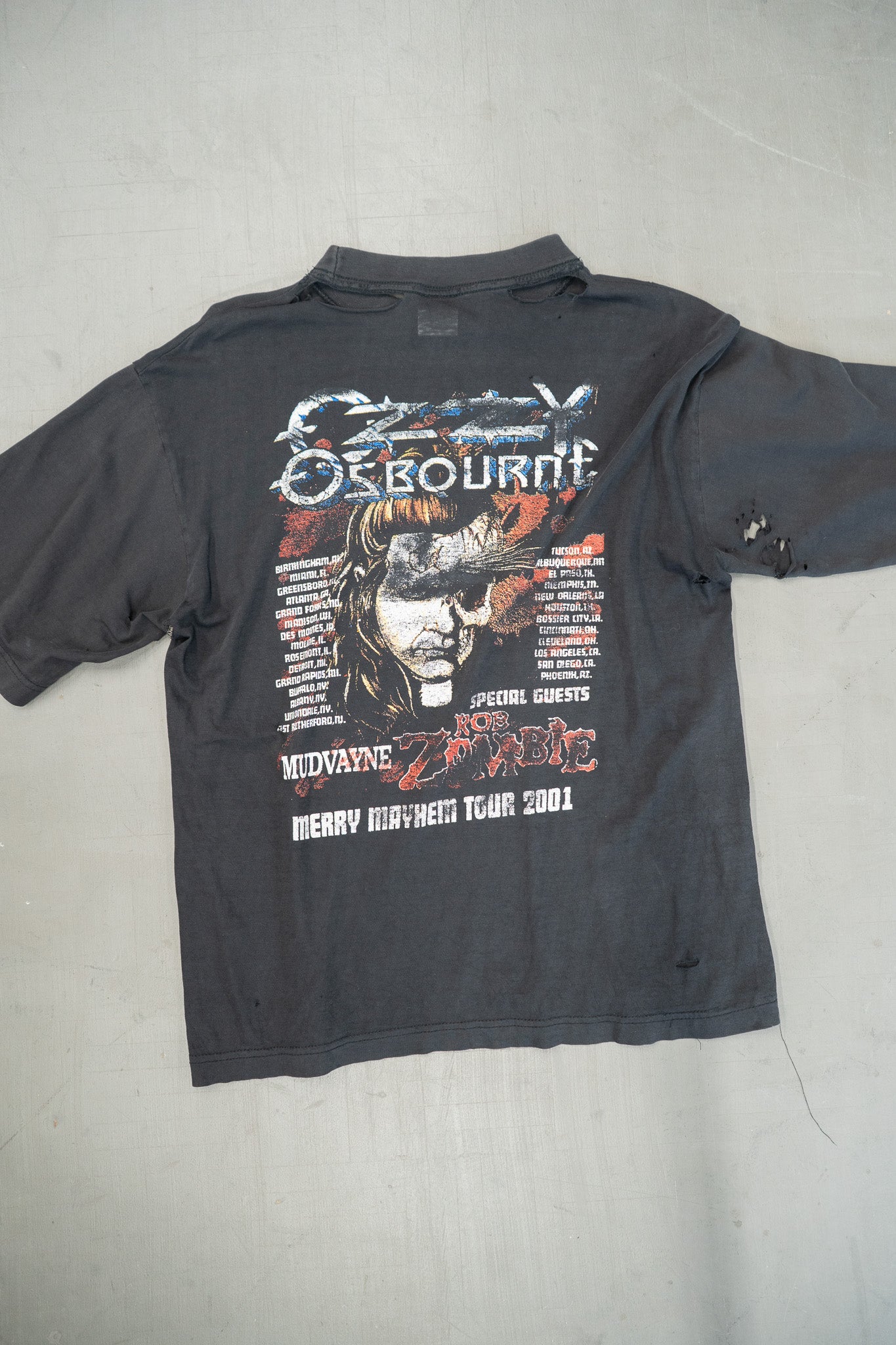 T-SHIRT DE LA TOURNÉE MERRY MAYHEM D'OZZY OSBOURNE EN DÉGRADÉ 2001